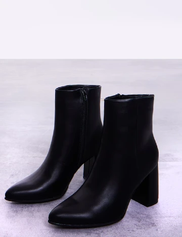 Botine PrettyLittleThing, negru Negru