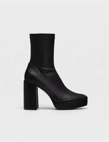 
						Botine Stradivarius, negru