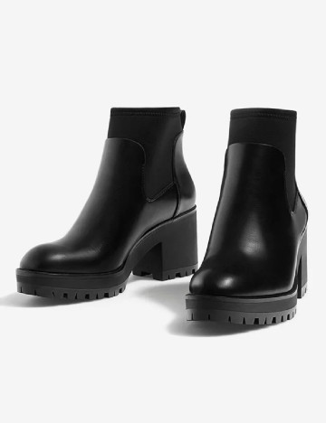 
						Botine Stradivarius, negru