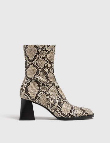 
						Botine Stradivarius, imprimeu sarpe