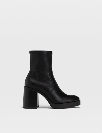 
						Botine Stradivarius, negru