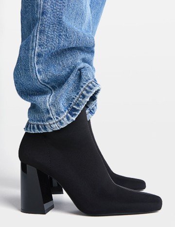 
						Botine Stradivarius, negru