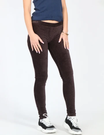 Pantaloni Bershka, maro inchis Maro