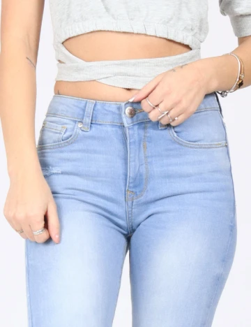 Blugi Bershka, albastru deschis Albastru