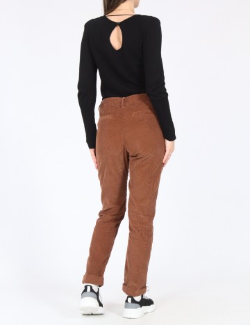 Pantaloni Bershka, maro