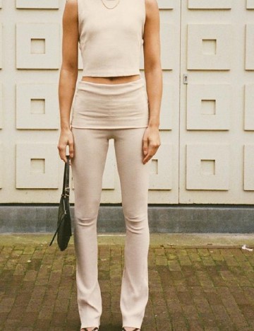 
						Pantaloni Zara, crem