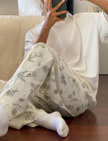 
						Pijama SHEIN, alb/crem