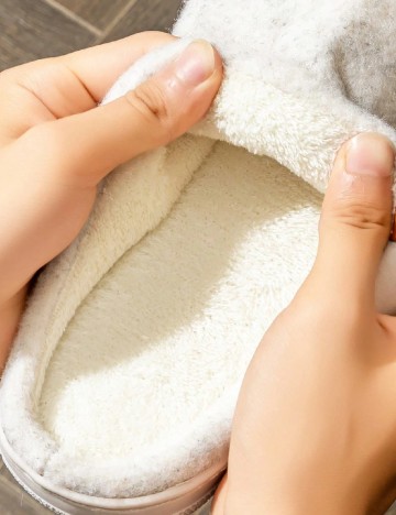 Papuci de Casa SHEIN, crem