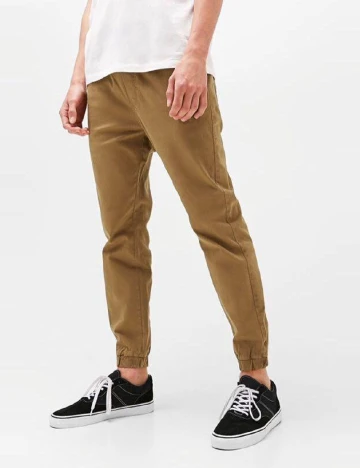 Pantaloni Bershka, maro