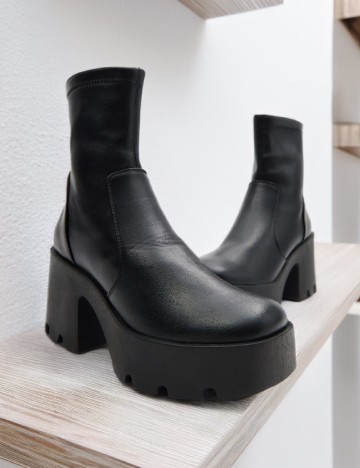 
						Botine Sinsay, negru