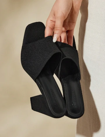 Saboti Cuccoo, negru