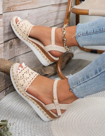
						Sandale SHEIN, crem