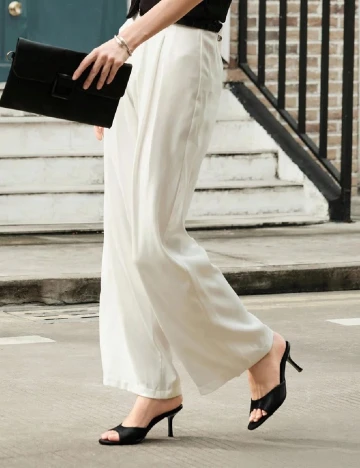 Saboti Cuccoo, negru