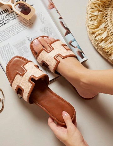 
						Slapi SHEIN, crem/maro