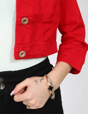 Jacheta Bershka, rosu