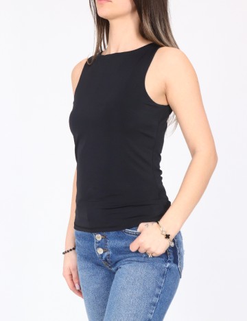 Maiou River Island, negru