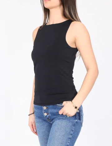 Maiou River Island, negru