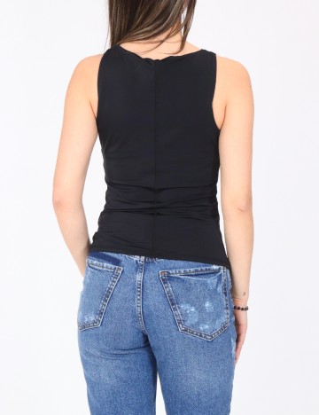 Maiou River Island, negru