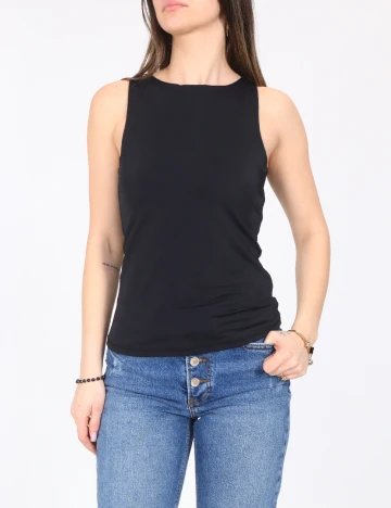 Maiou River Island, negru