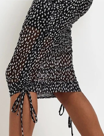 Fusta River Island, negru