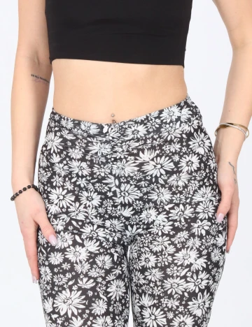 Pantaloni Bershka, negru/alb