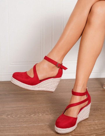 
						Sandale SHEIN, rosu
