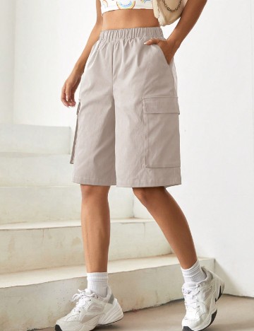 
						Pantaloni scurti SHEIN, crem