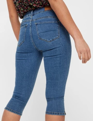 Pantaloni trei sferturi Vero Moda, albastru, M