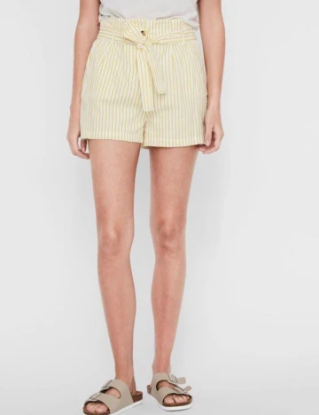 Pantaloni scurti Vero Moda, galben, L