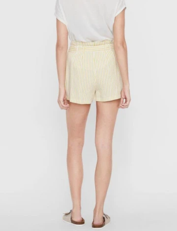 Pantaloni scurti Vero Moda, galben, L