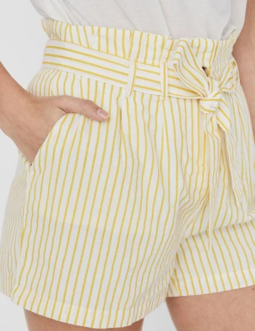 Pantaloni scurti Vero Moda, galben, L