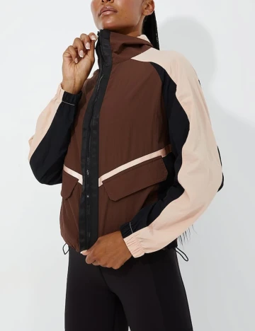 Jacheta Stradivarius, maro, L Maro